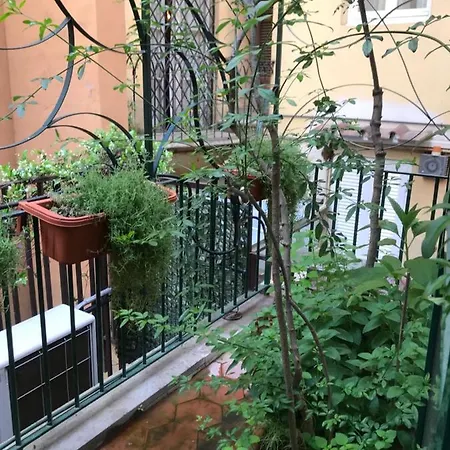 Roma-ntic Spanish Steps Apartment