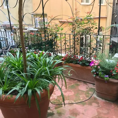 Roma-ntic Spanish Steps Apartment
